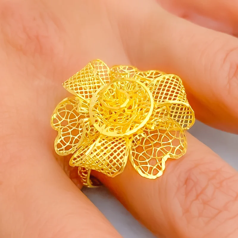 Fashionable Exquisite Gold Ring