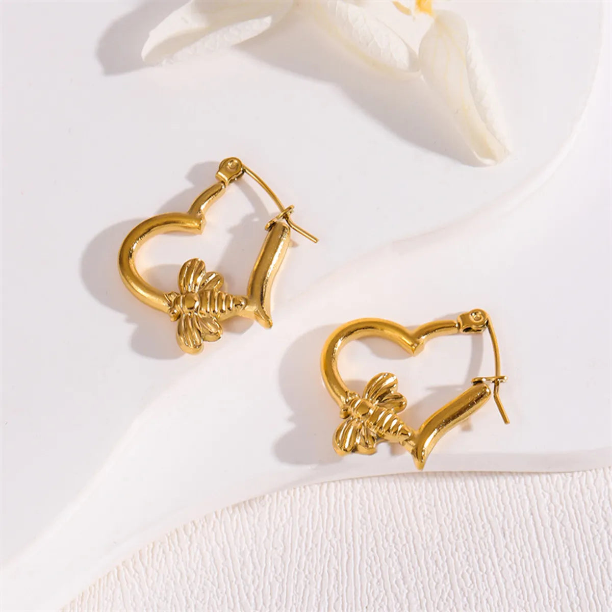 1 Pair Simple Style Irregular Heart Shape Bee Plating Stainless Steel 18k Gold Plated Ear Studs