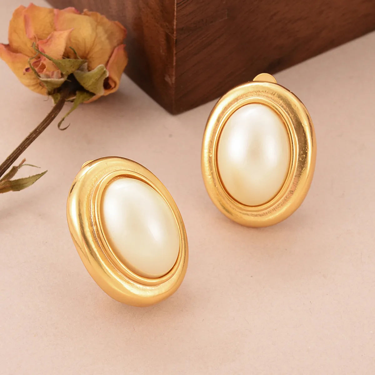 1 Pair Vintage Style French Style Oval Inlay Copper Pearl 18k Gold Plated Ear Cuffs